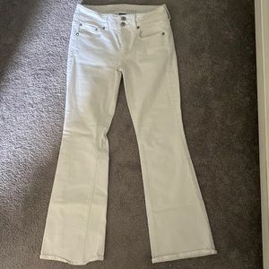 Excellent condition: American Eagle White Flare Jeans size 4 short